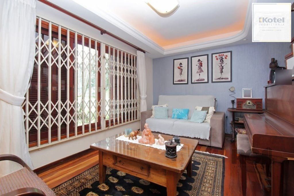 Casa de 275m² - 3 dormitórios e 3 vagas no bairro Coronel Aparício Borges