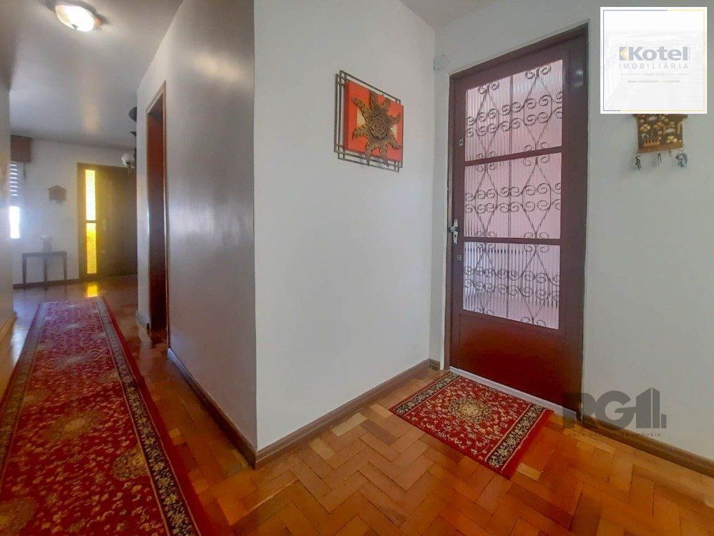 Excelente casa de 240m² com 4 dormitórios e 2 vagas.