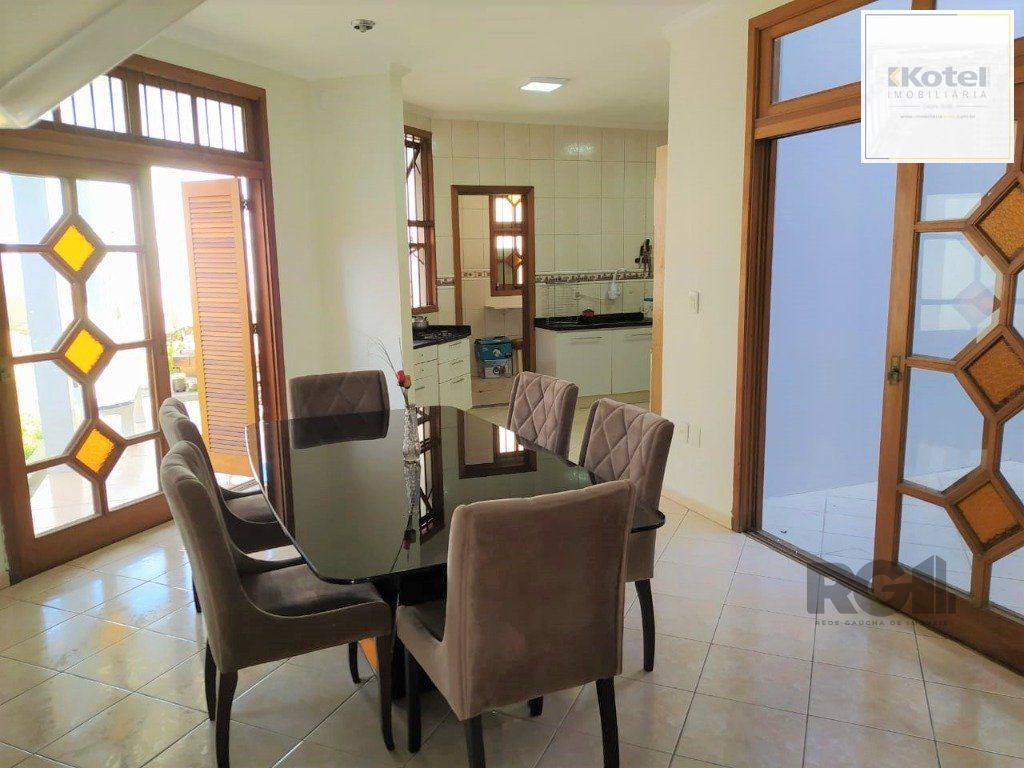 Casa 234m² - 3 dormitórios, 1 suíte e vaga para 6 carros no Jardim São Pedro