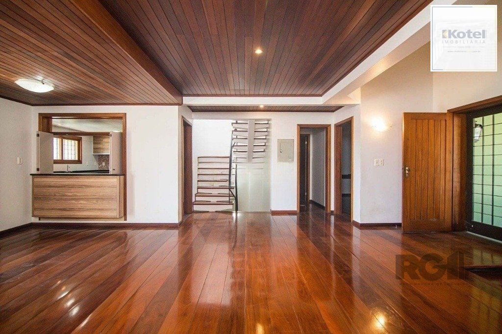 Casa para Venda - 443m², 3 dormitórios, 4 vagas - Alto Petrópolis