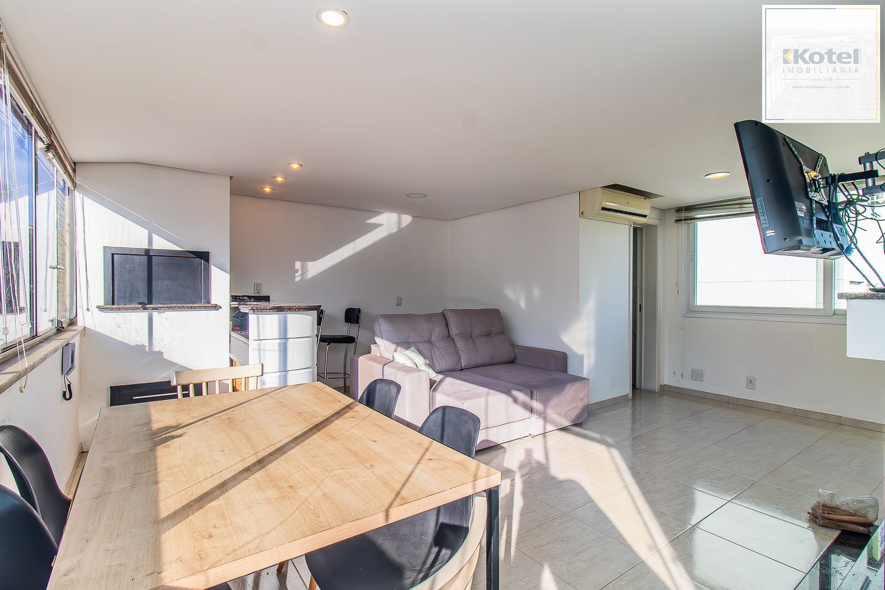 Amplo apartamento duplex com 2 dormitórios e 1 vaga de garagem.