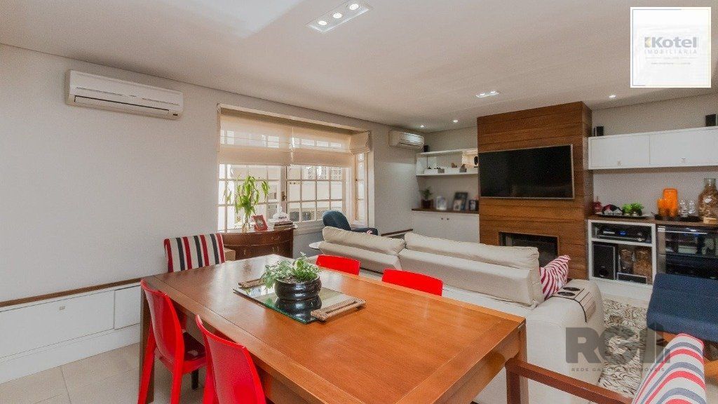 Excelente casa em condomínio de 249m² com 03 dormitórios e 4 vagas.