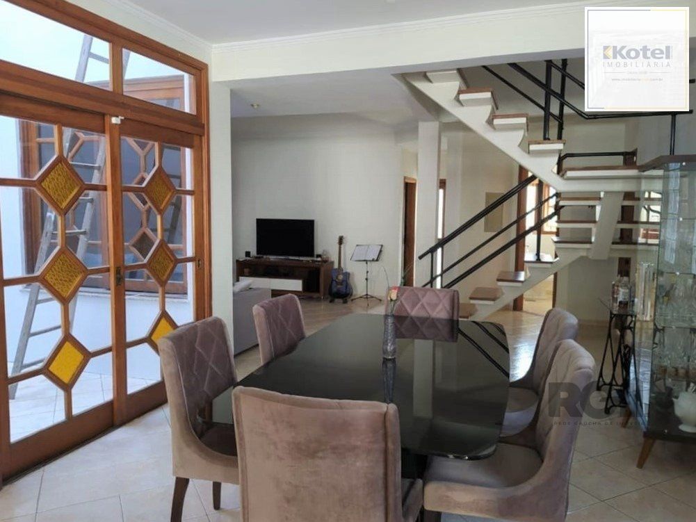 Casa 234m² - 3 dormitórios, 1 suíte e vaga para 6 carros no Jardim São Pedro