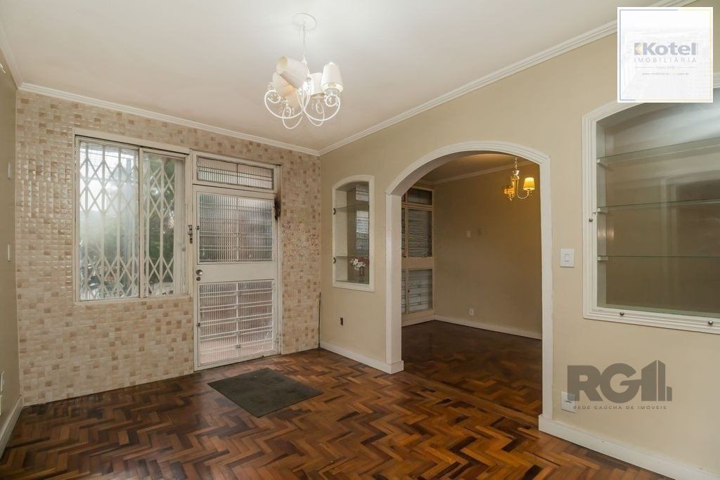 Excelente casa de 389,53m² com 8 dormitórios e 3 vagas.