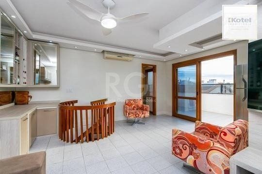 EXCELENTE COBERTURA COM 2 DORMITÓRIOS, PISCINA E 1 VAGA DE GARAGEM.