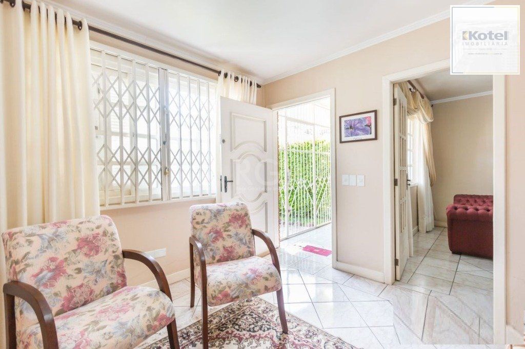 Casa para Venda - 258m², 3 dormitórios, sendo 1 suites, 4 vagas - Teresópolis — foto 3