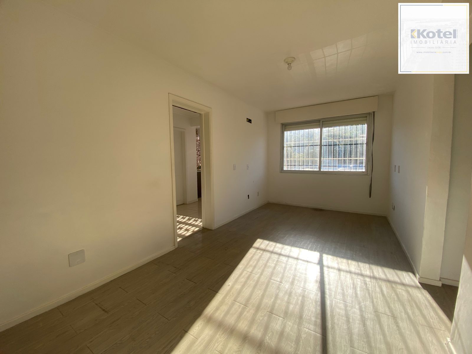 Apartamento 2 Dormitórios com Garagem Coberta à Venda no Bairro Teresópolis – Amplo, Arejado e de Frente, 67m2 — foto 2