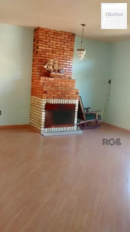 Casa com 3 dormitórios e amplo pátio com grama.
