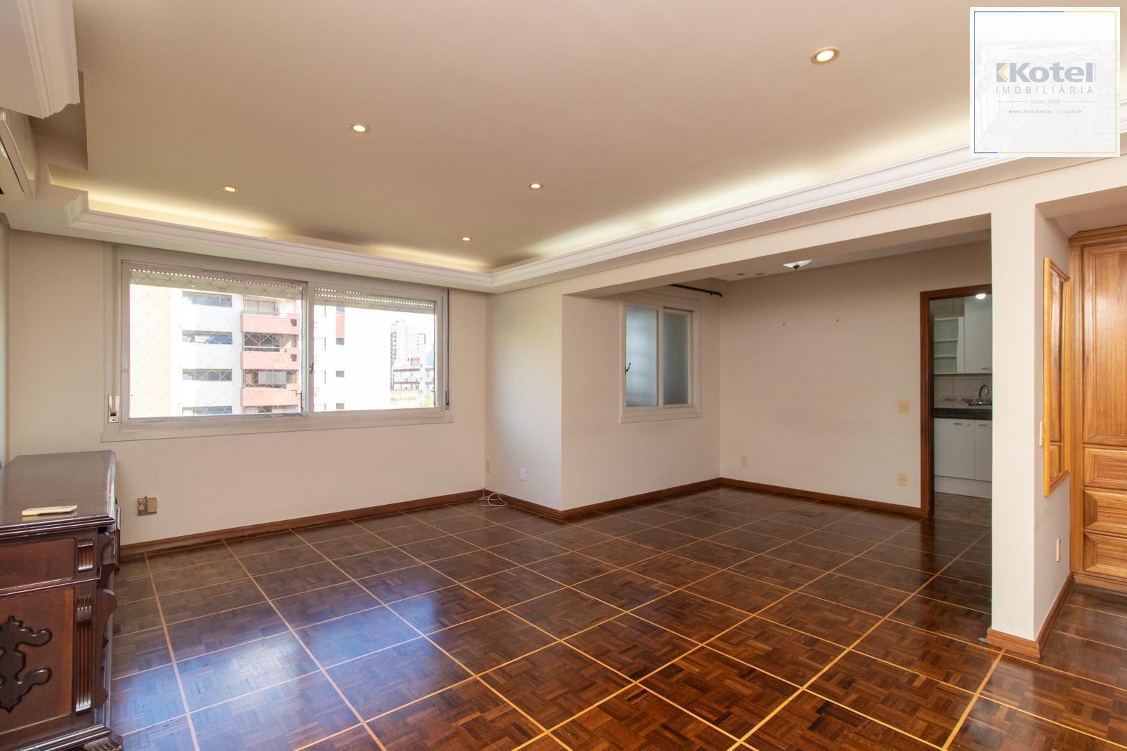 Apartamento de 03 dormitorios com suite e vaga coberta no bairro Menino Deus