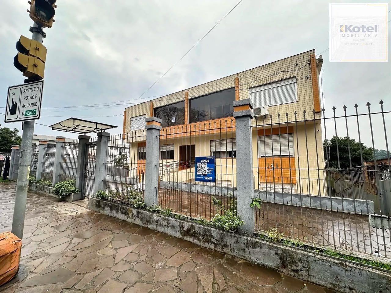 Apartamento 02 dormitórios, Dependência empregada completa, reformado