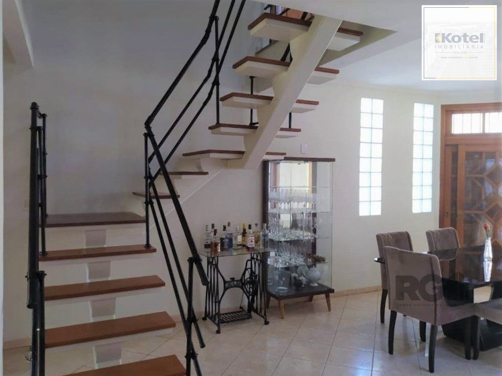 Casa 234m² - 3 dormitórios, 1 suíte e vaga para 6 carros no Jardim São Pedro