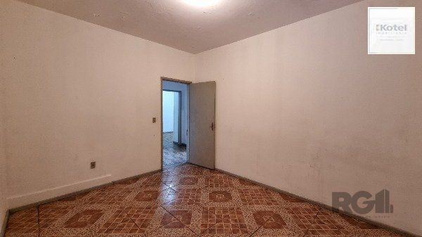 Casa /Sobrado  com apartamento e loja, estacionamento, a venda no Bairro Jardim Itu.  Lojão embaixo com dois banheiros e divisórias, — foto 4