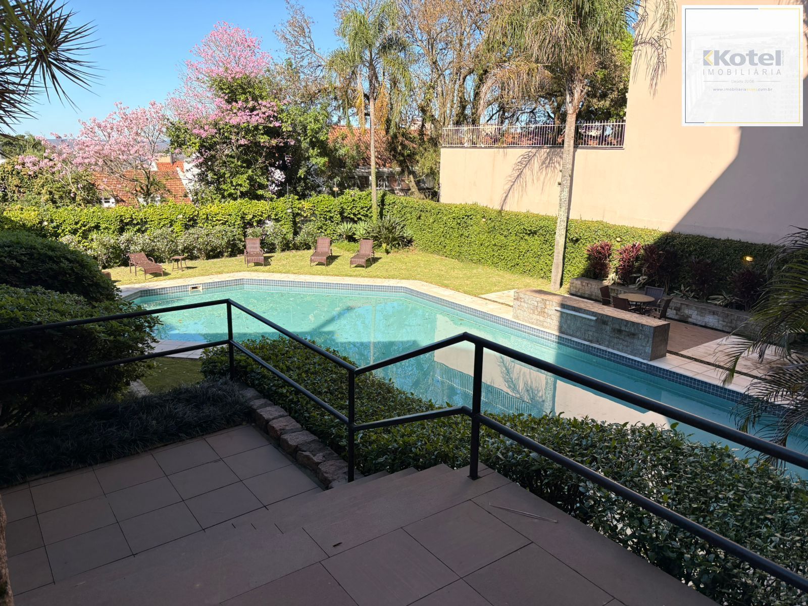 Piscina no condomínio