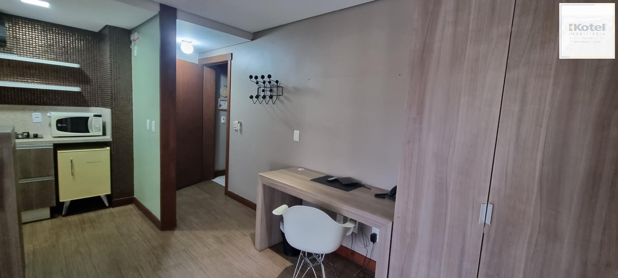 Hall de entrada e home office