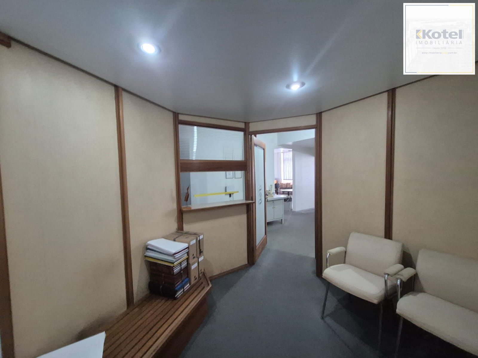 Vende conjunto de salas com 121,07 m²