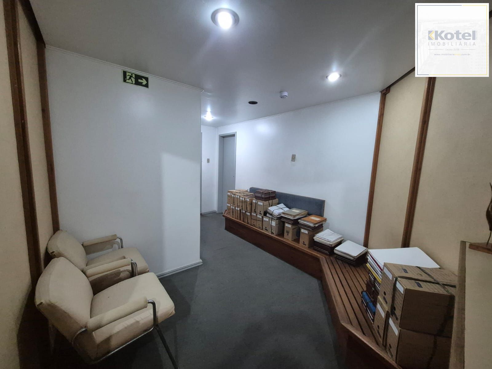 Vende conjunto de salas com 121,07 m²