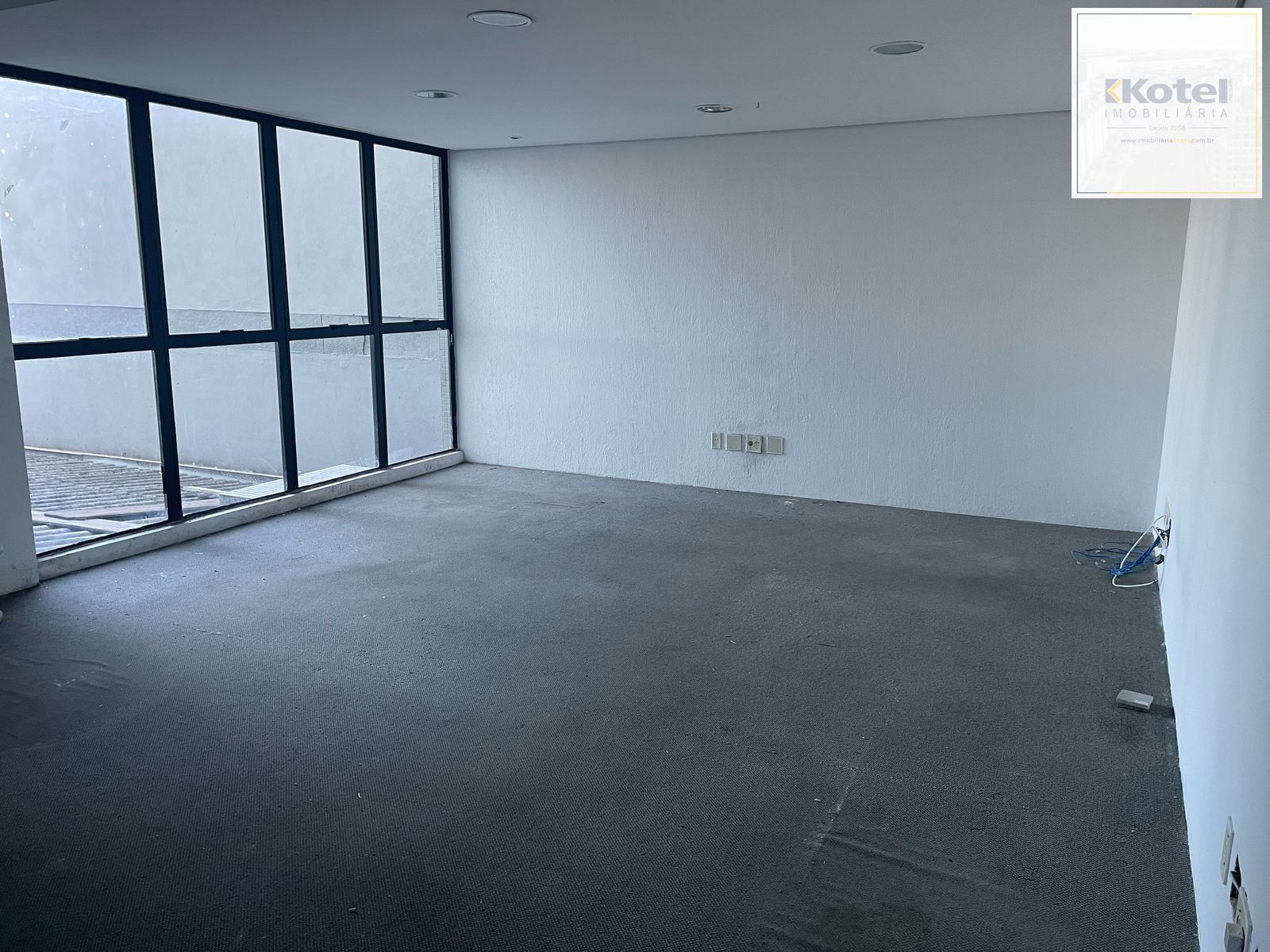 Sala Comercial de 48 m² com garagem, prédio com portaria presencial — foto 3