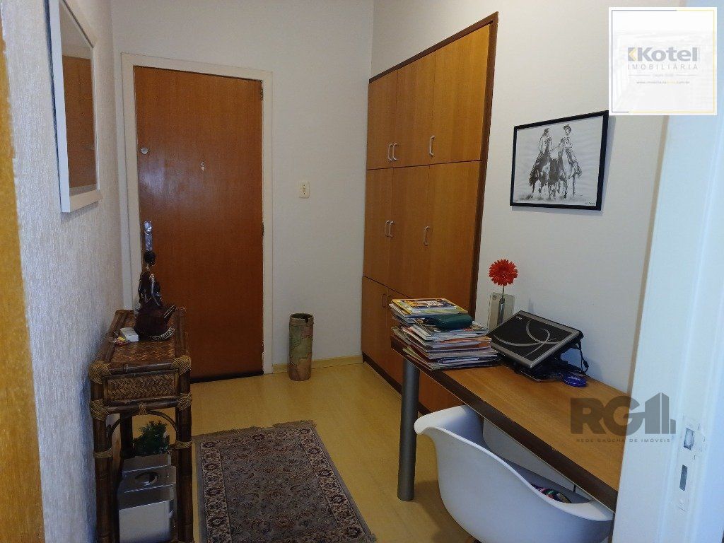 Sala comercial com 20m², andar alto, bem iluminada e ventilada.