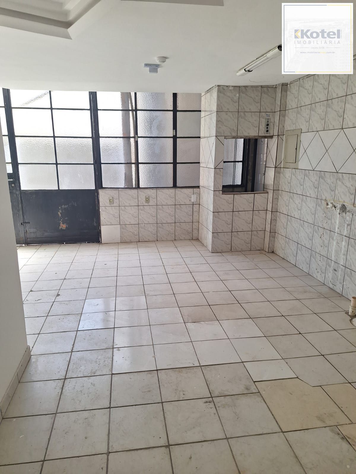 Prédio comercial com 3 andares