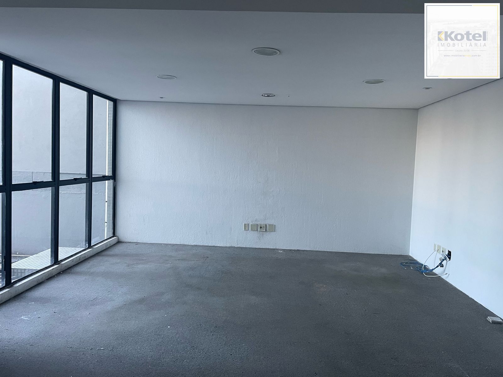 Sala Comercial de 48 m² com garagem, prédio com portaria presencial — foto 2