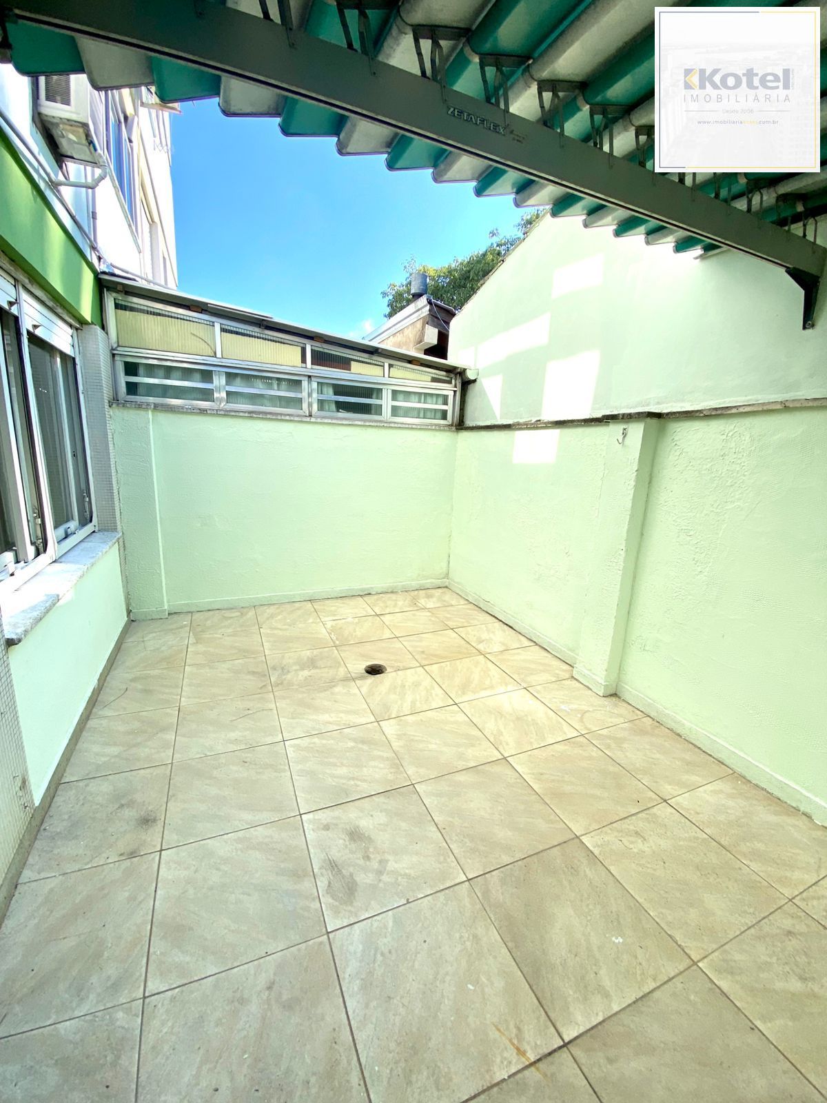 Apartamento1 dormitório, patio, vaga de garagem predio com elevador Menino Deus