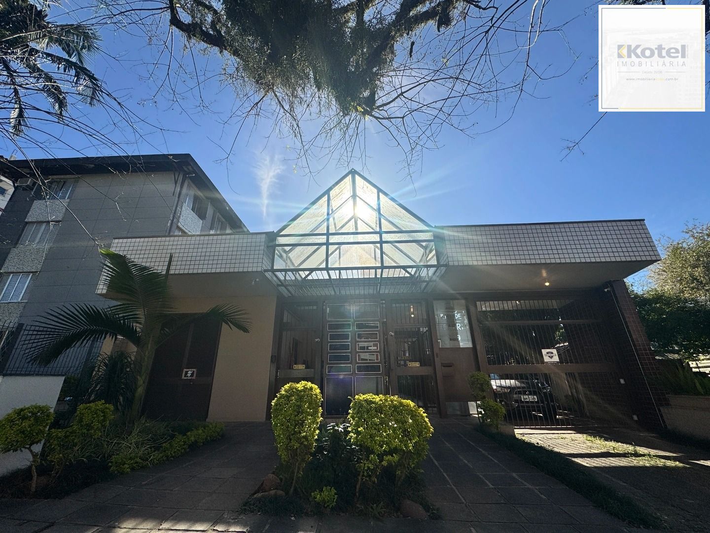 Apartamento dois dormitórios ( uma suíte) garagem/depósito Bairro Menino Deus — foto 3
