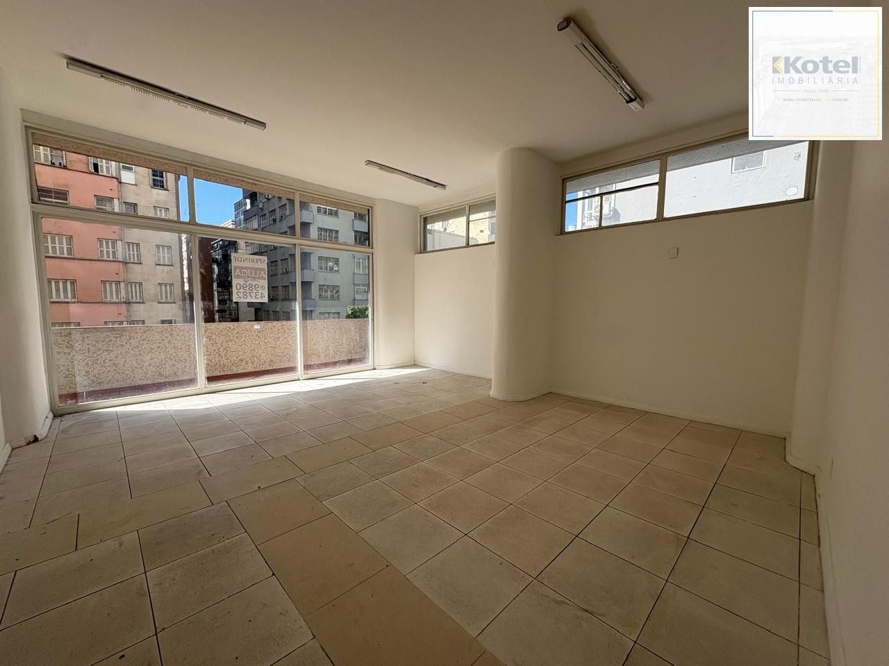 Sala comercial 822,66m² no centro de Porto Alegre
