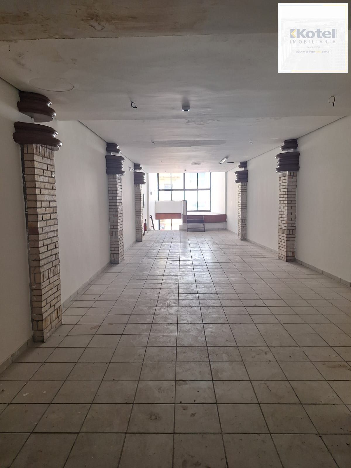 Prédio comercial com 3 andares