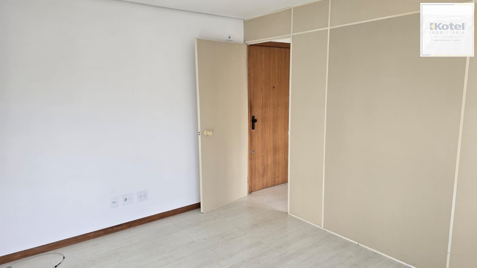 Sala a venda no Menino Deus