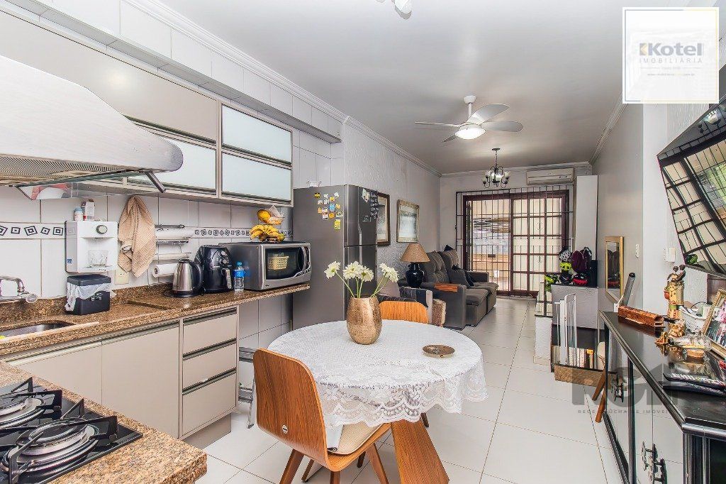 Casa para Venda - 110m², 2 dormitórios, sendo 1 suítes, 2 vagas - Menino Deus