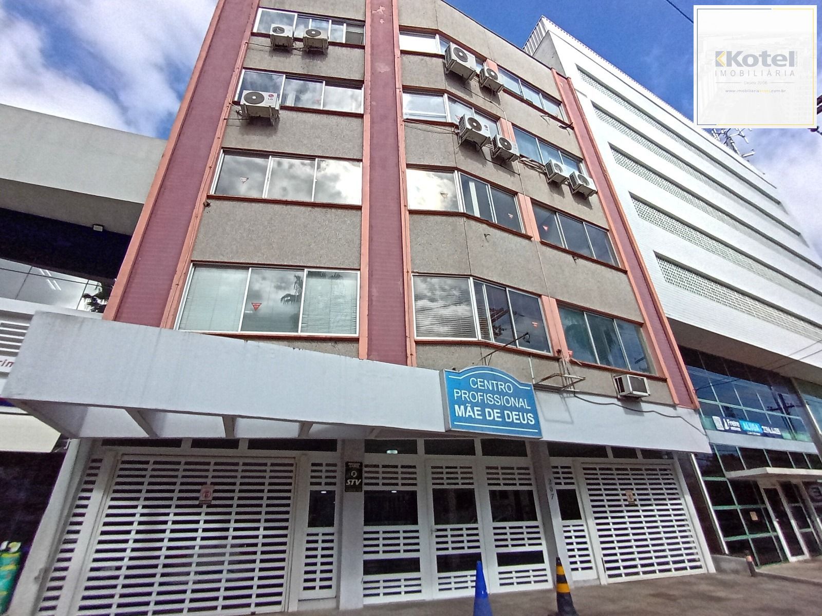 Excelente Sala (dividida em 2 ambientes) no coração do Menino Deus!!  Toda estrutura por apenas R$ 170.000,00!!