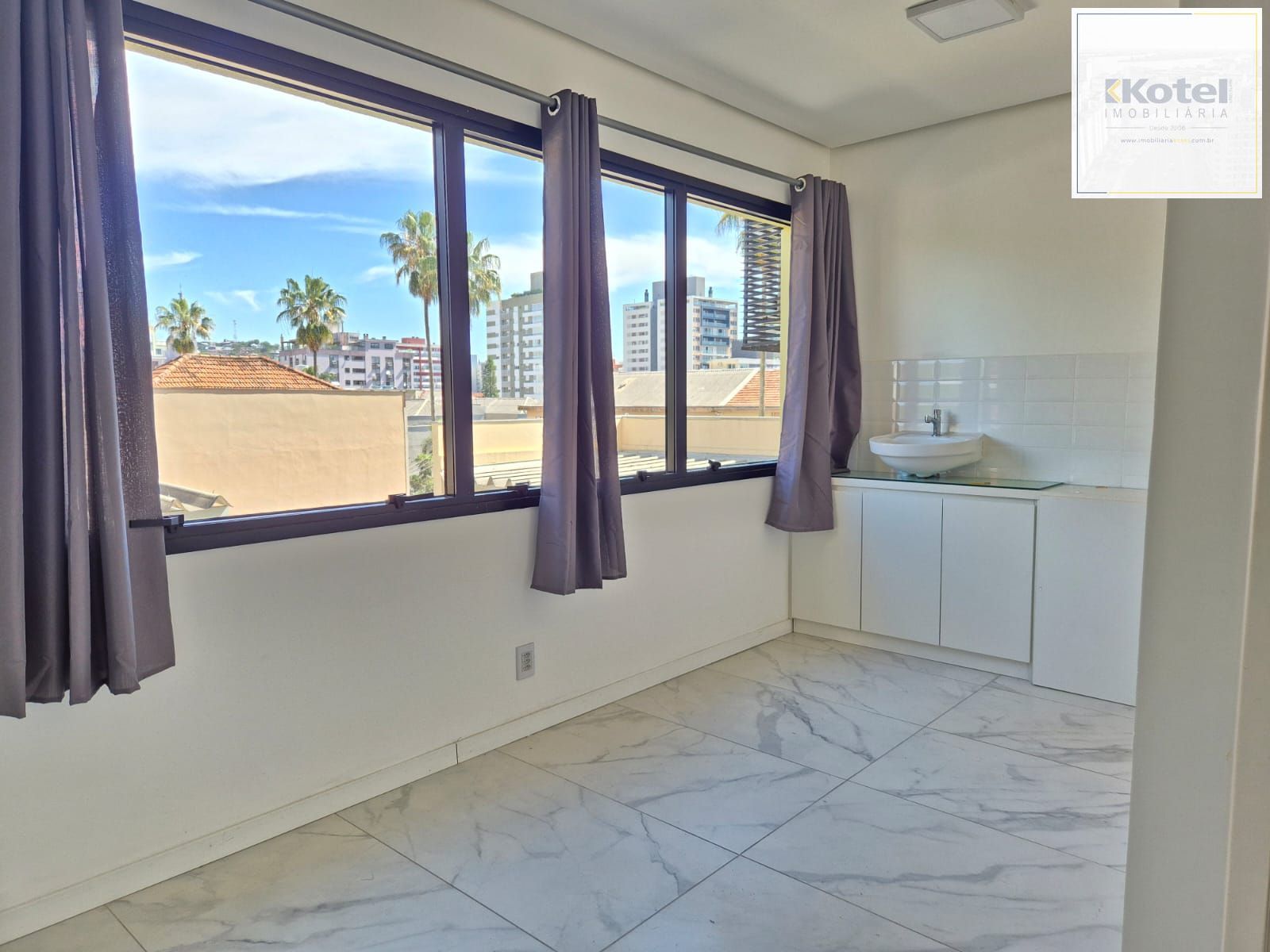 Sala reformada com box