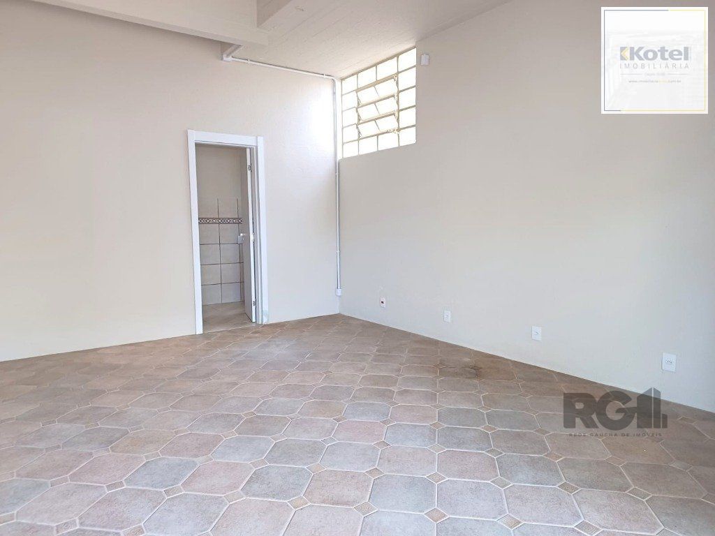 Sala reformada e desocupada!