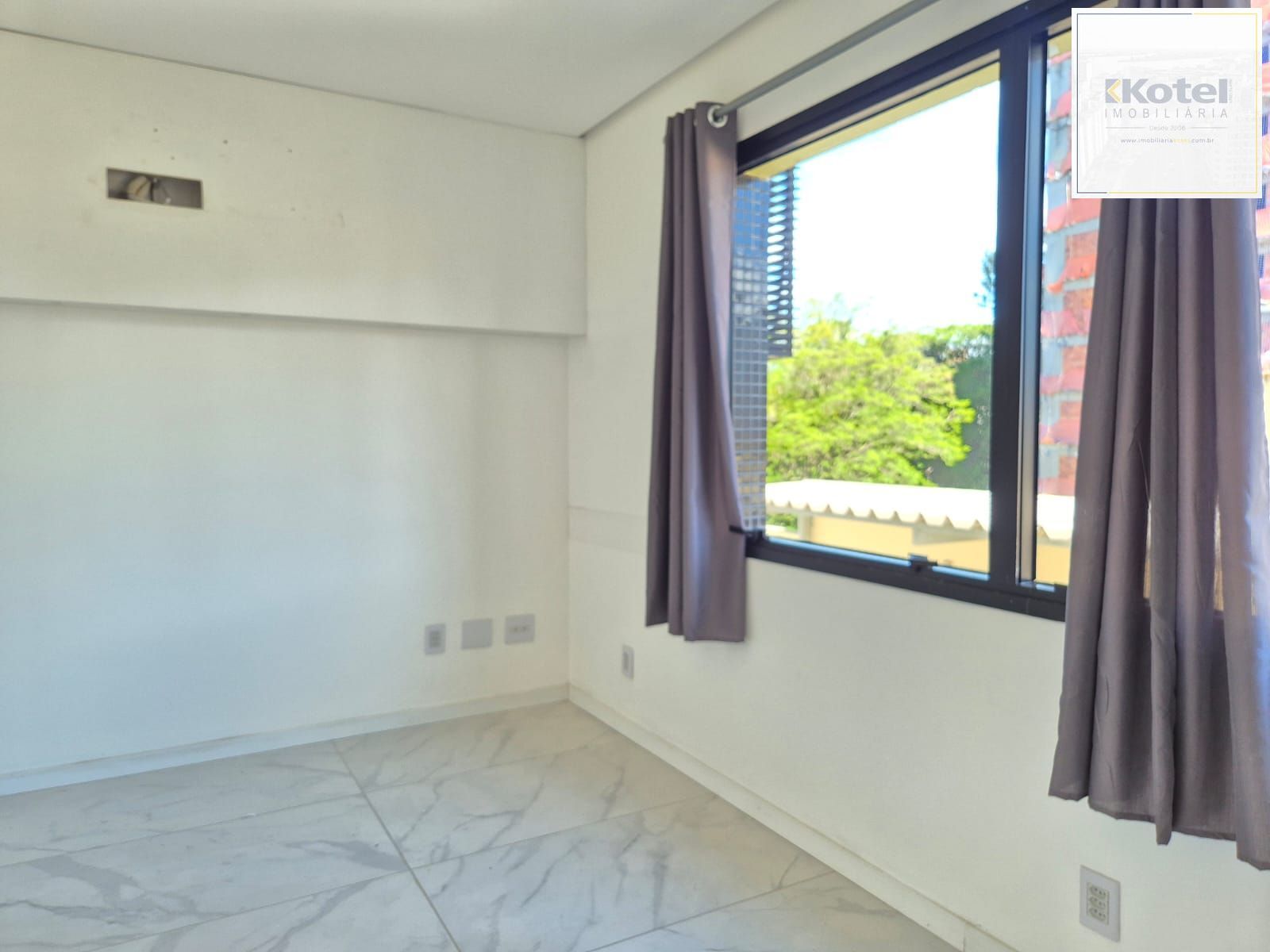 Sala reformada com box