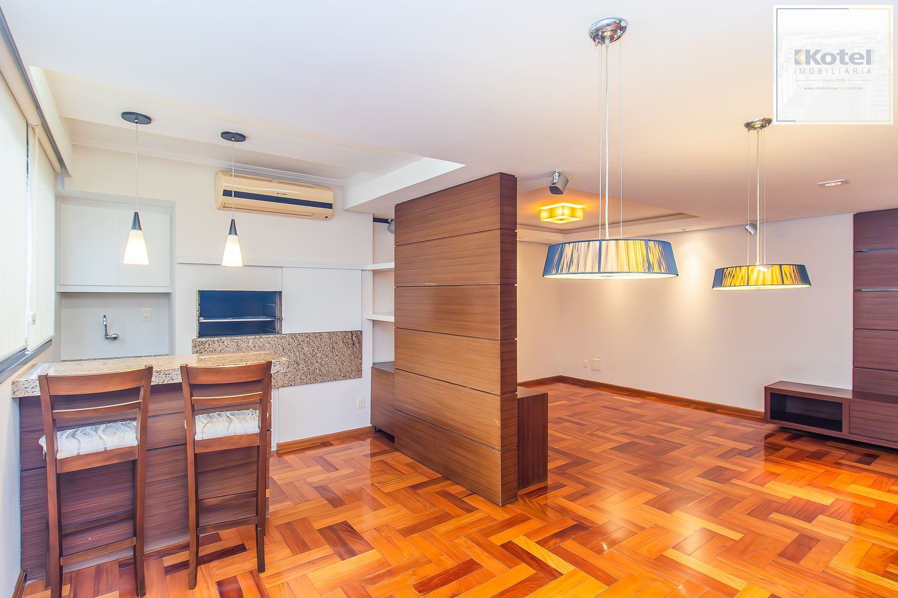 Apartamento semi mobiliado, impecável, com 126m² privativo.