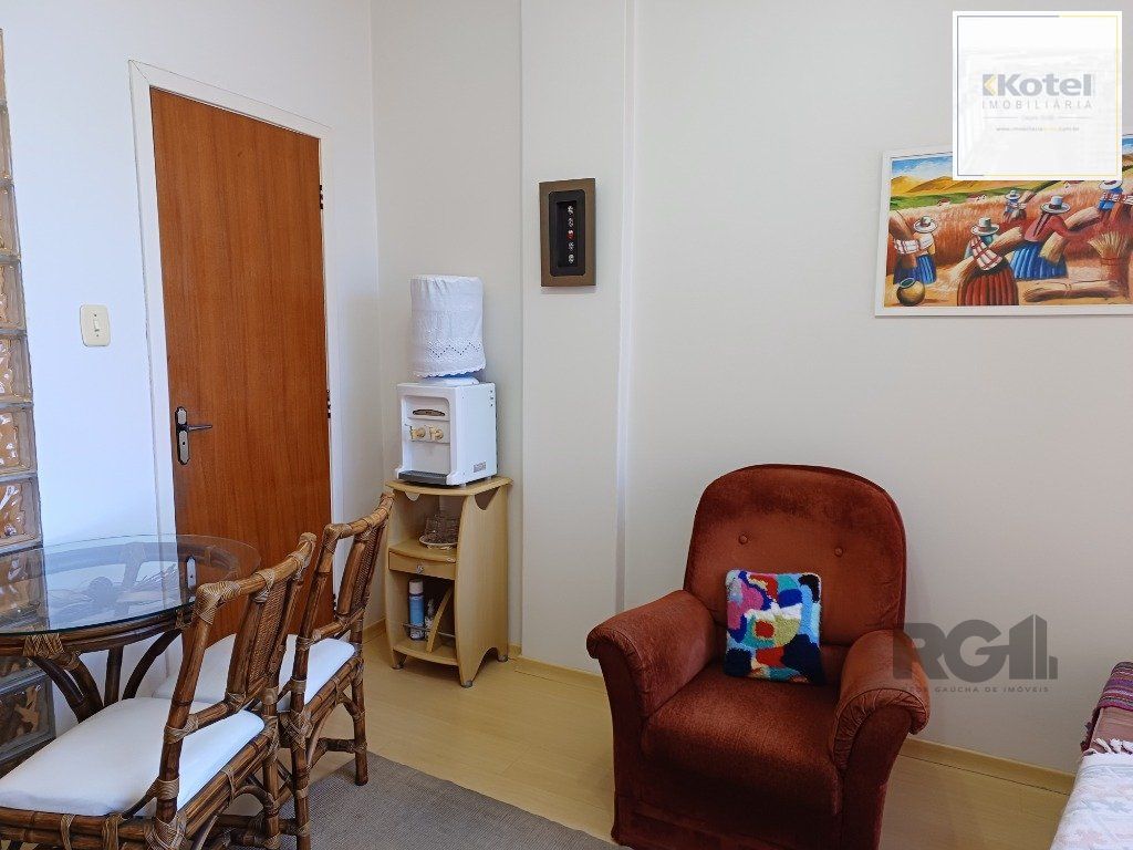 Sala comercial com 20m², andar alto, bem iluminada e ventilada.