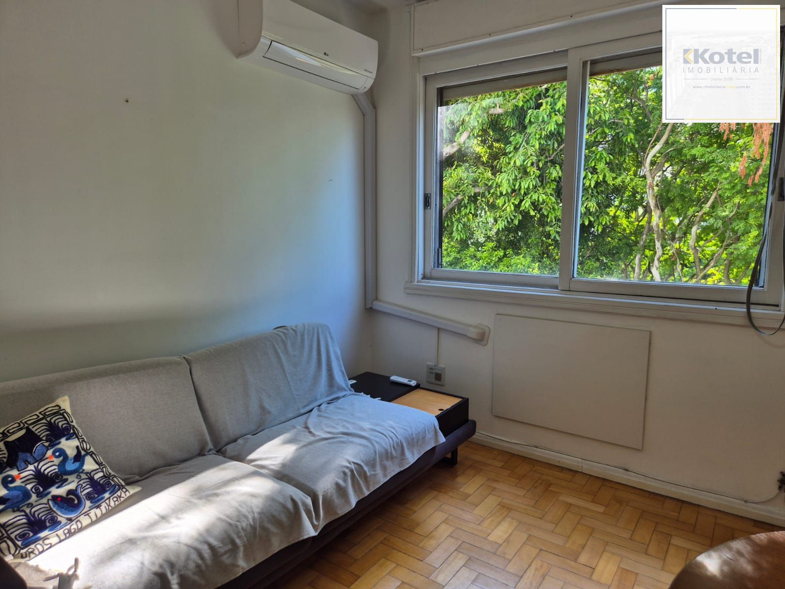 1 Dormitório, semi mobiliado com vaga
