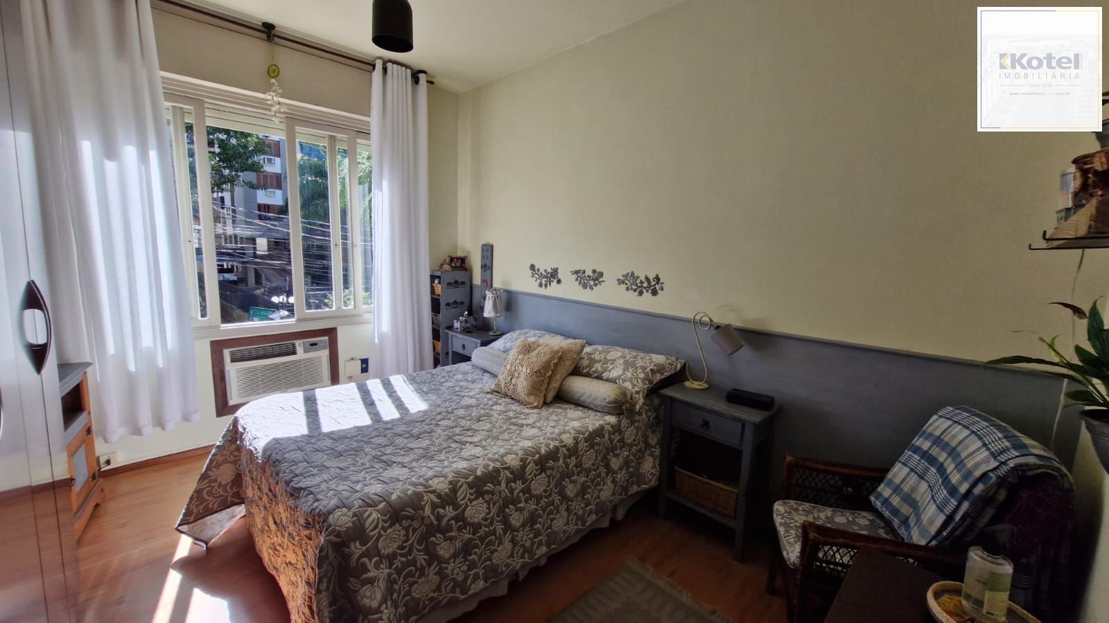 Apartamento no Menino Deus com 2 dormitórios e dependência de empregada com banheiro