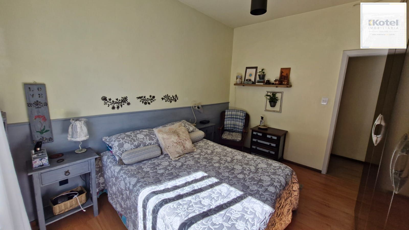Apartamento no Menino Deus com 2 dormitórios e dependência de empregada com banheiro