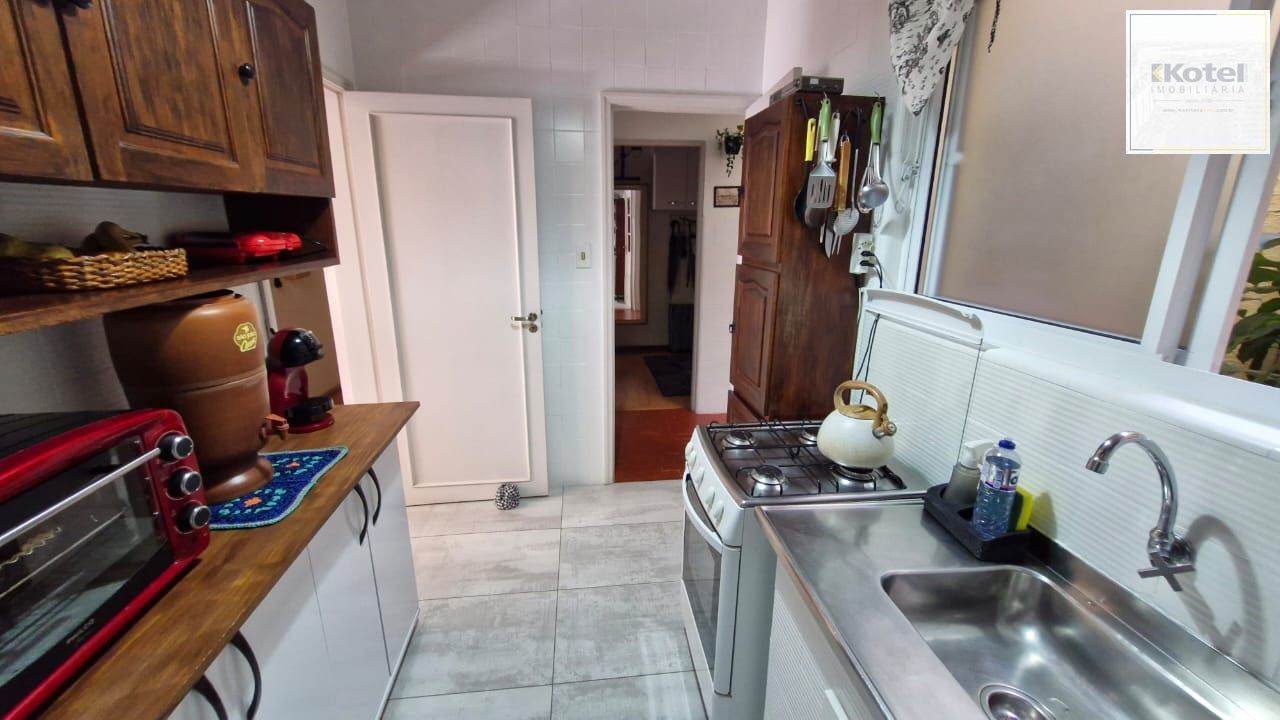 Apartamento no Menino Deus com 2 dormitórios e dependência de empregada com banheiro