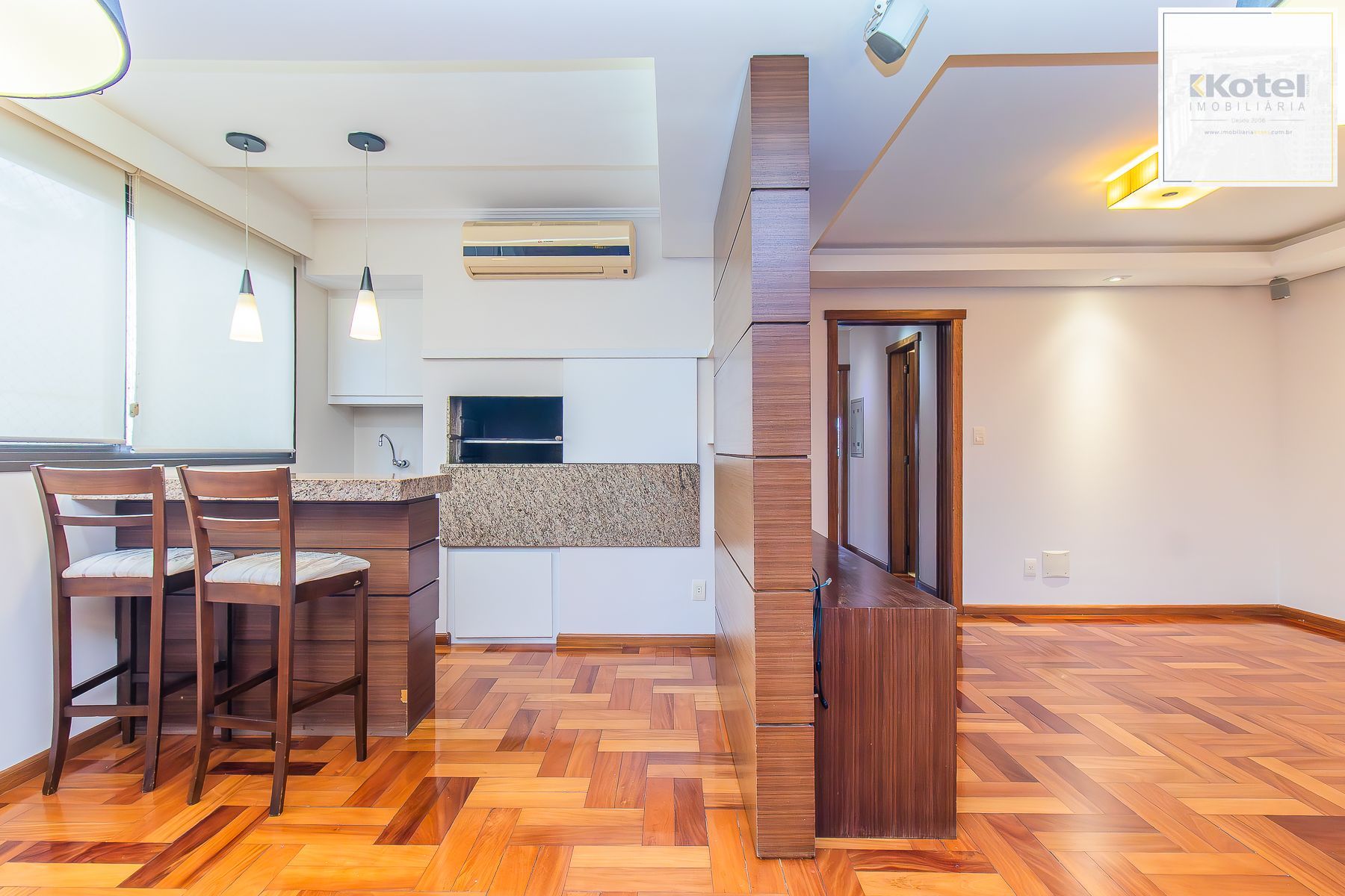 Apartamento semi mobiliado, impecável, com 126m² privativo.