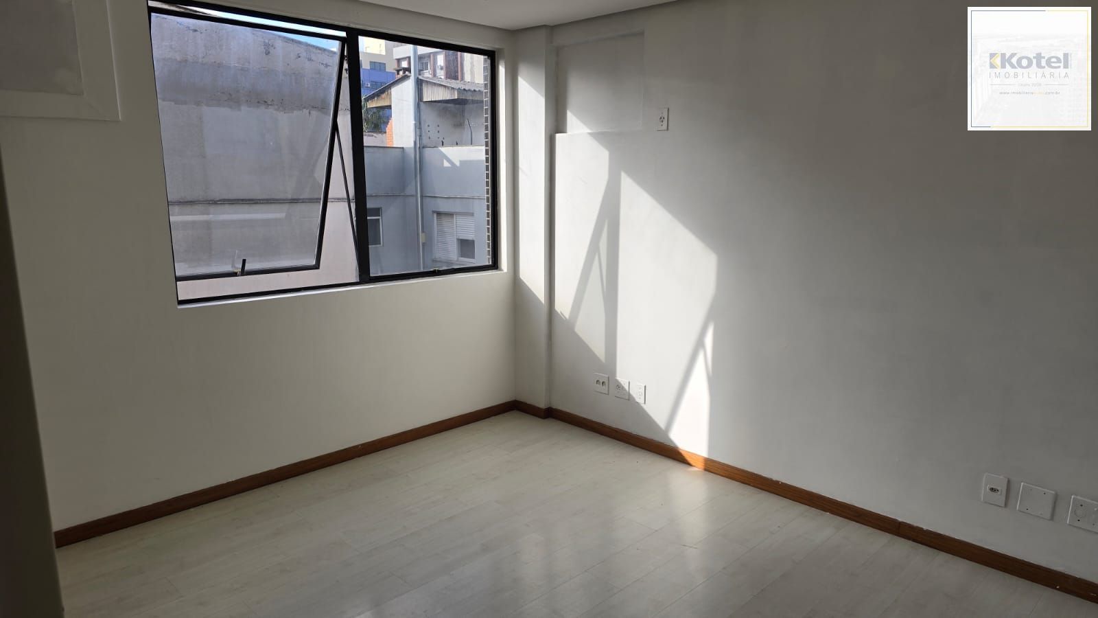 Sala a venda no Menino Deus
