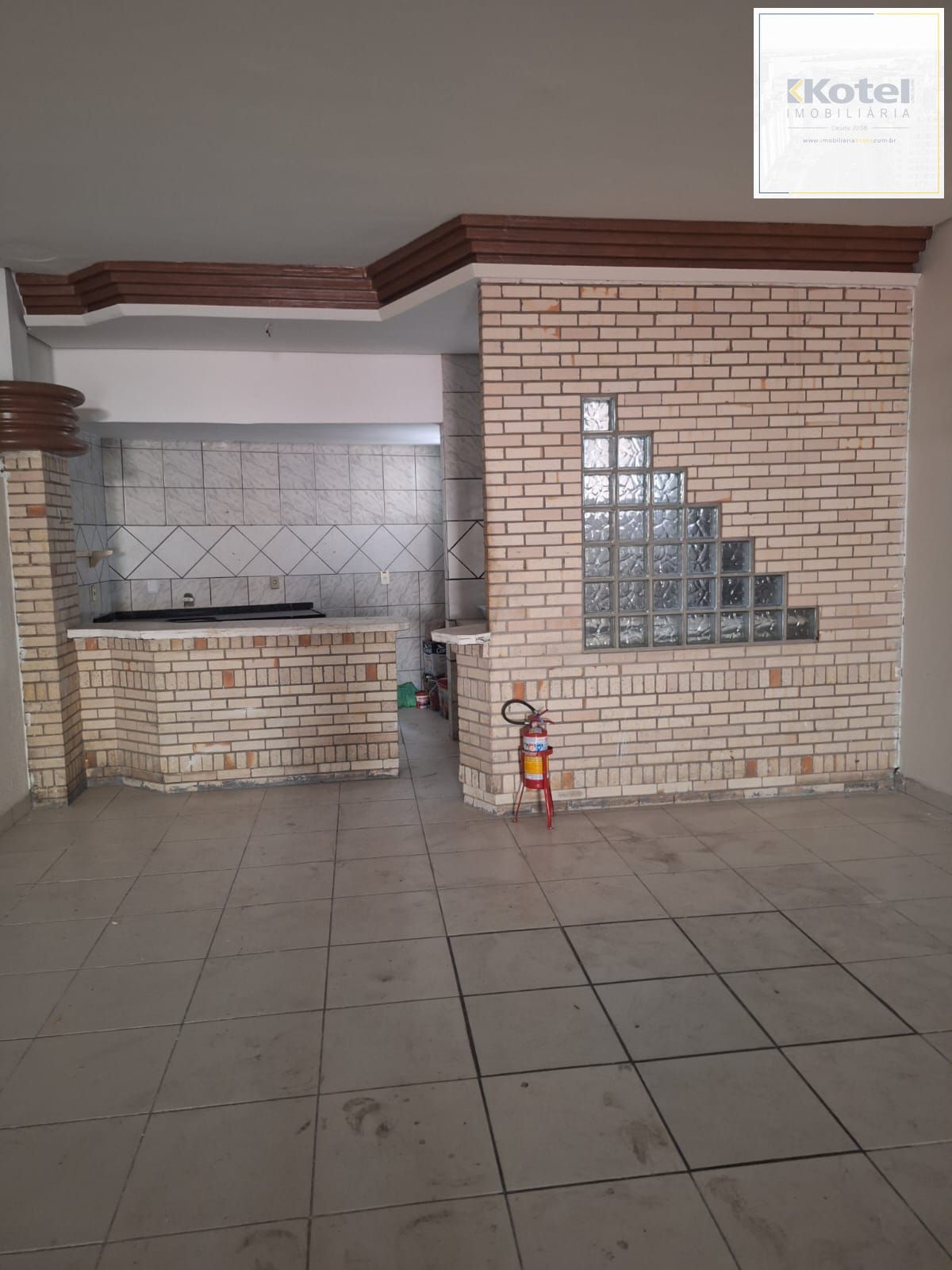 Prédio comercial com 3 andares
