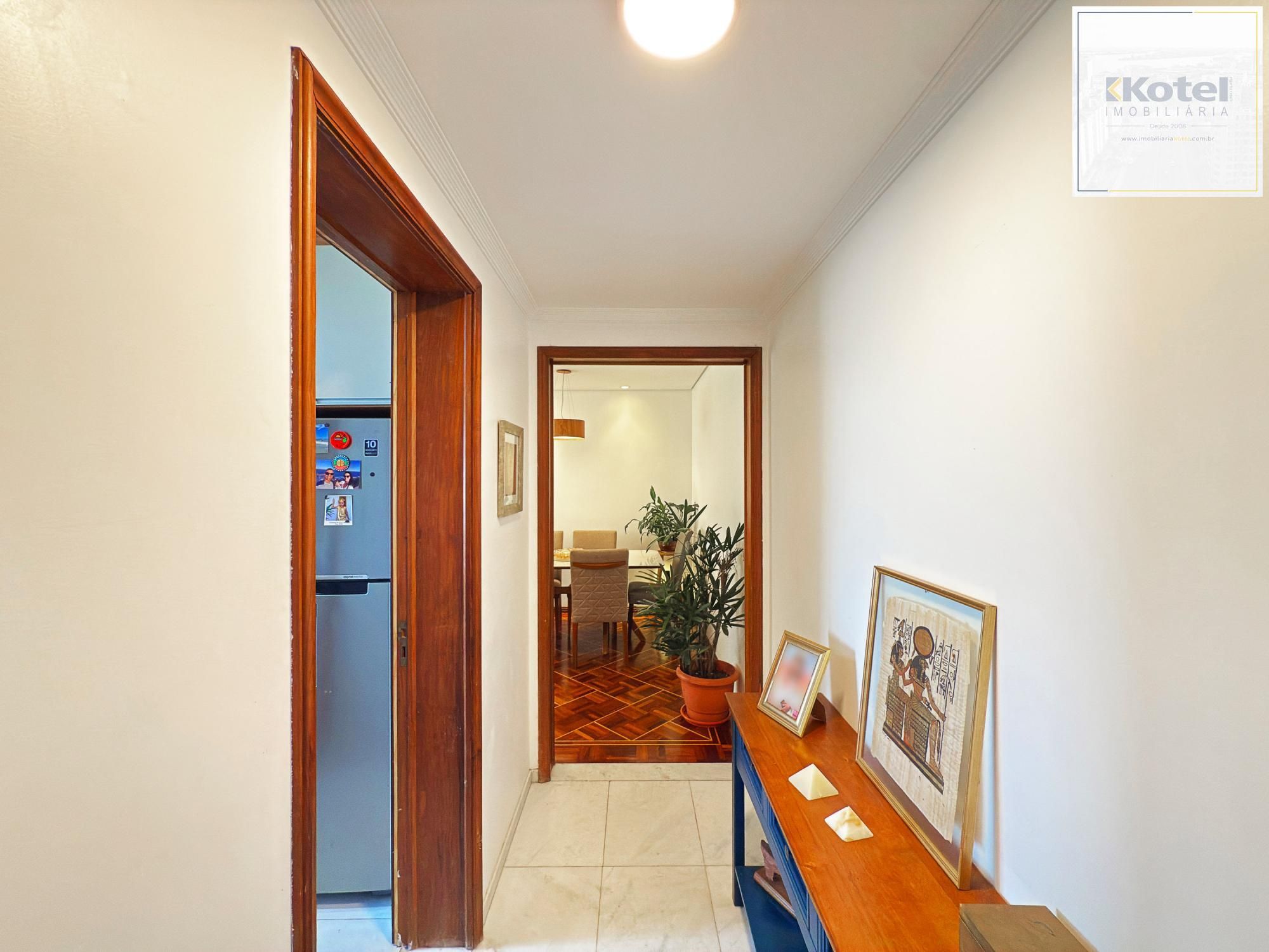 Apto 82m² 3 quartos, sendo um de empregada com suíte, prédio com elevador e vaga de garagem.