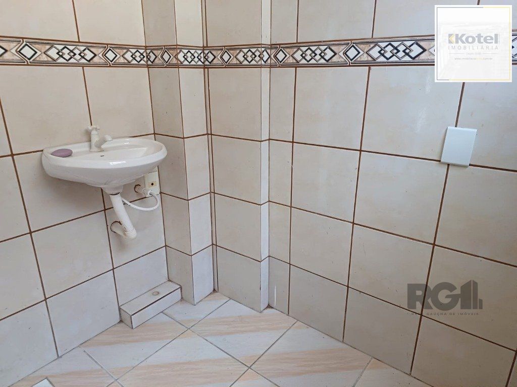 Sala reformada e desocupada!