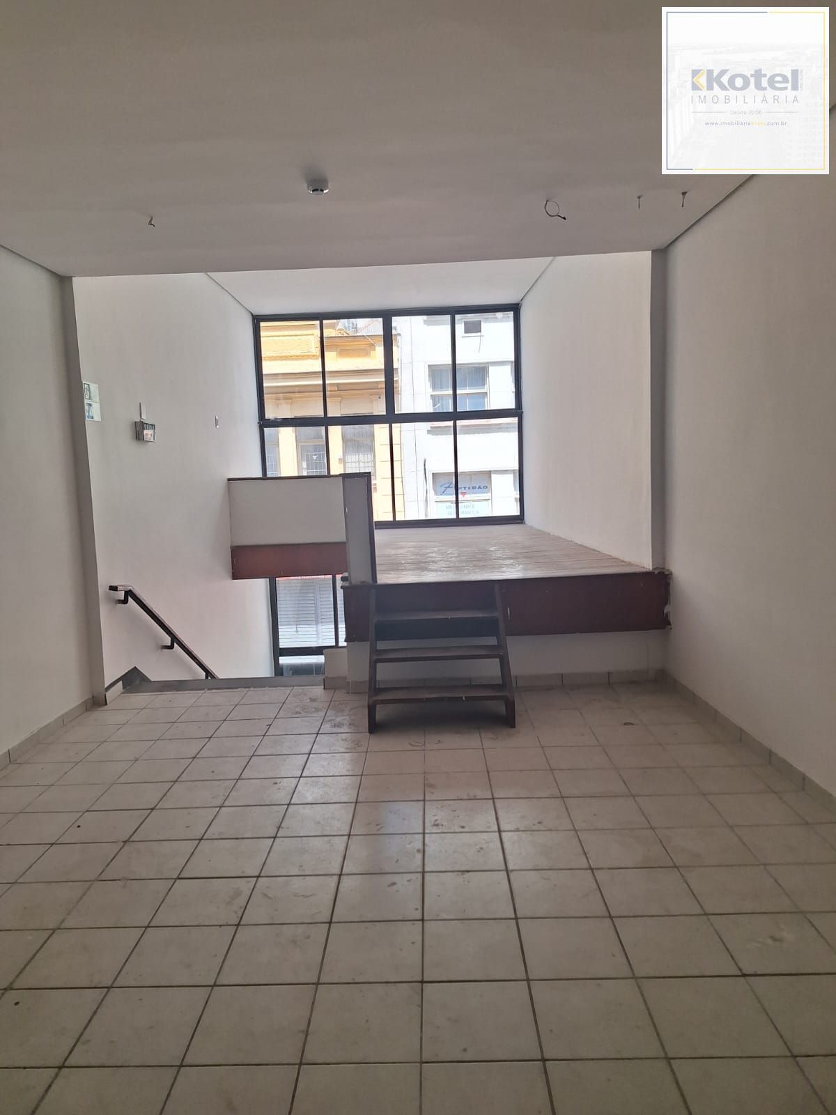 Prédio comercial com 3 andares