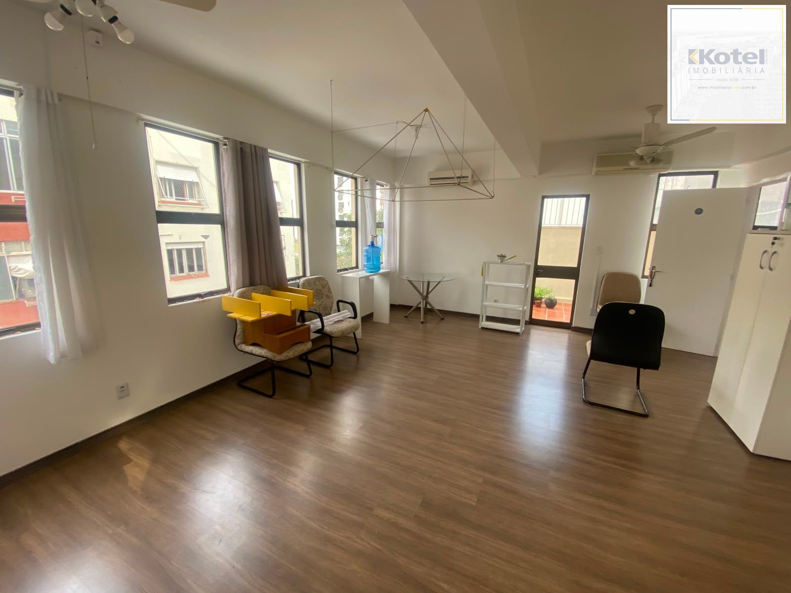 Sala comercial, ensolarada e arejada com 2 terraços. — foto 3