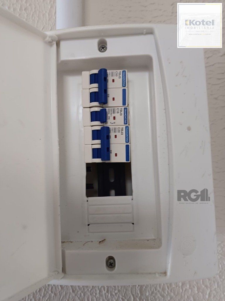 Sala reformada e desocupada!