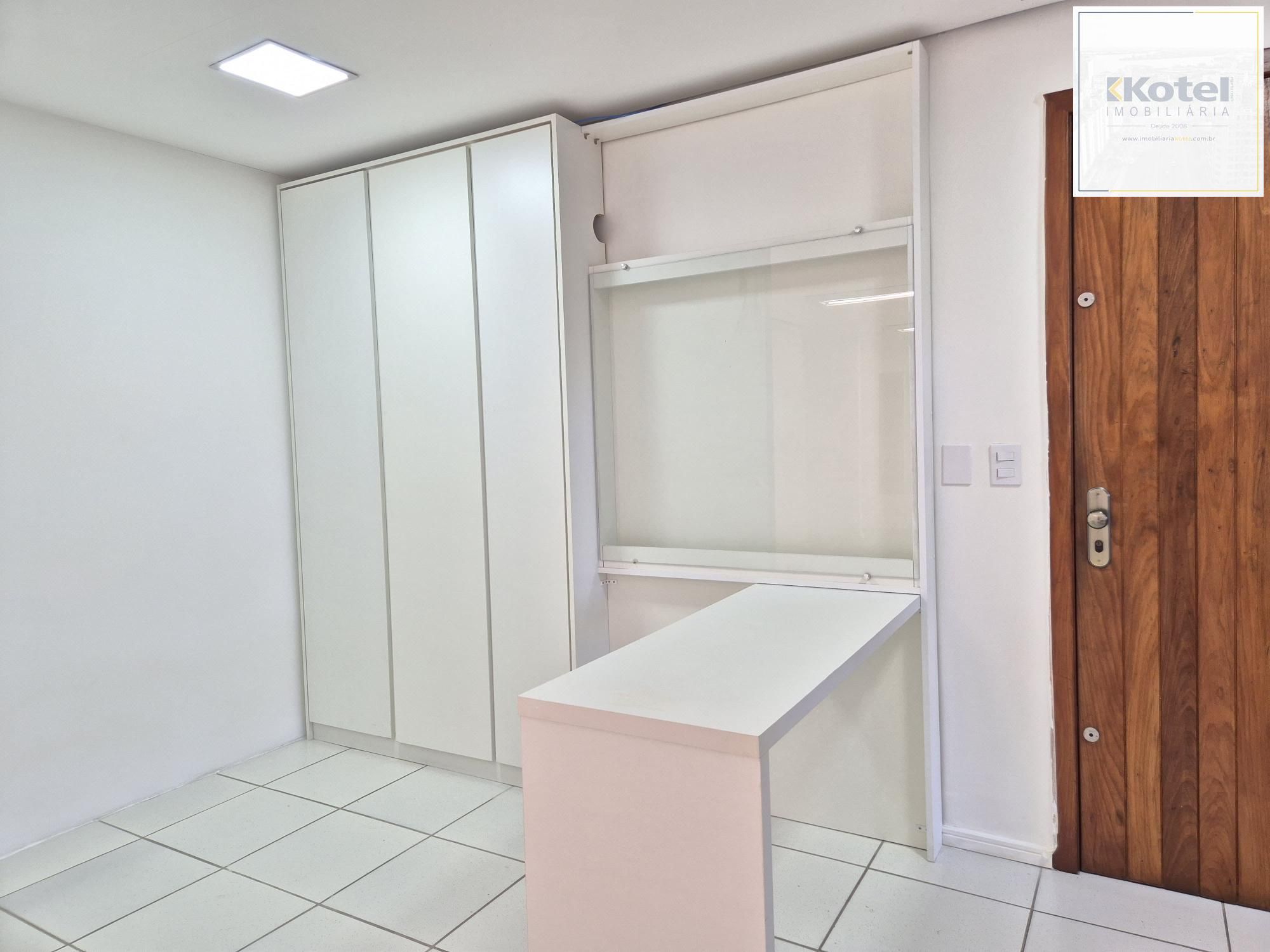 Sala com 6 divisórias e 2 vagas