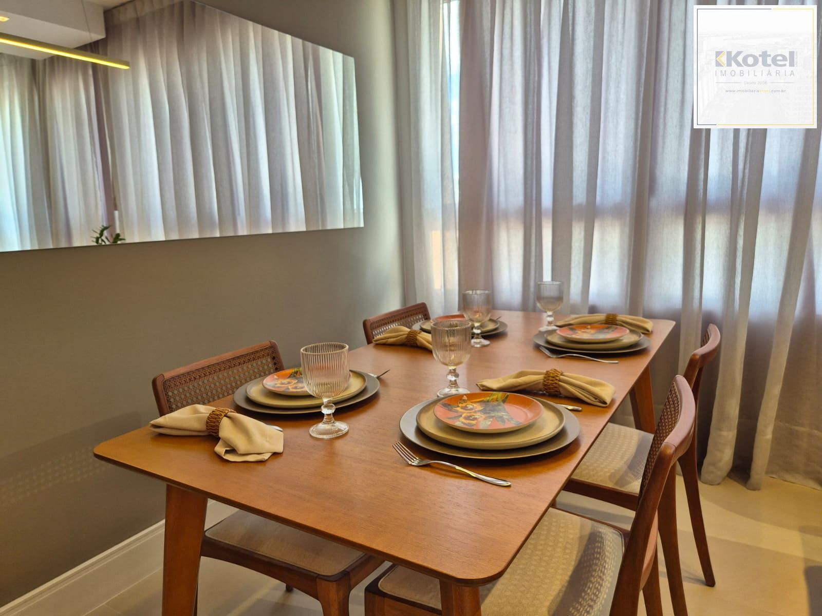 Apartamento 2 Dormitórios, Decorado e com Vaga de Garagem | Pronto para Morar!